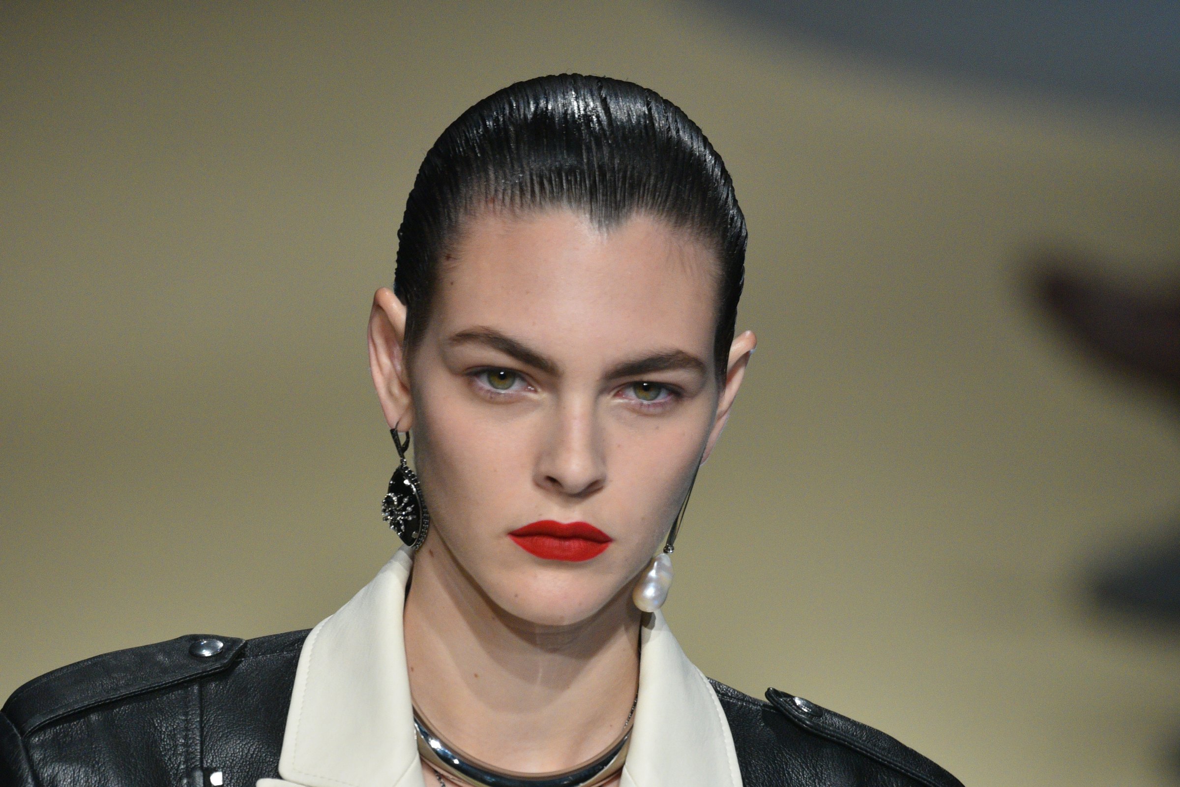 La mannequin Vittoria Ceretti défile pour Alexander McQueen à la Fashion Week de Paris