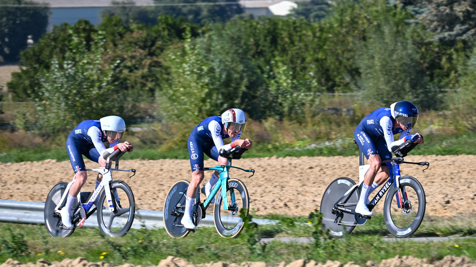 Bruno Armirail, Thibault Guernalec et Rémi Cavagna en maillot de l’équipe de France lors d’un relais mixte européen
