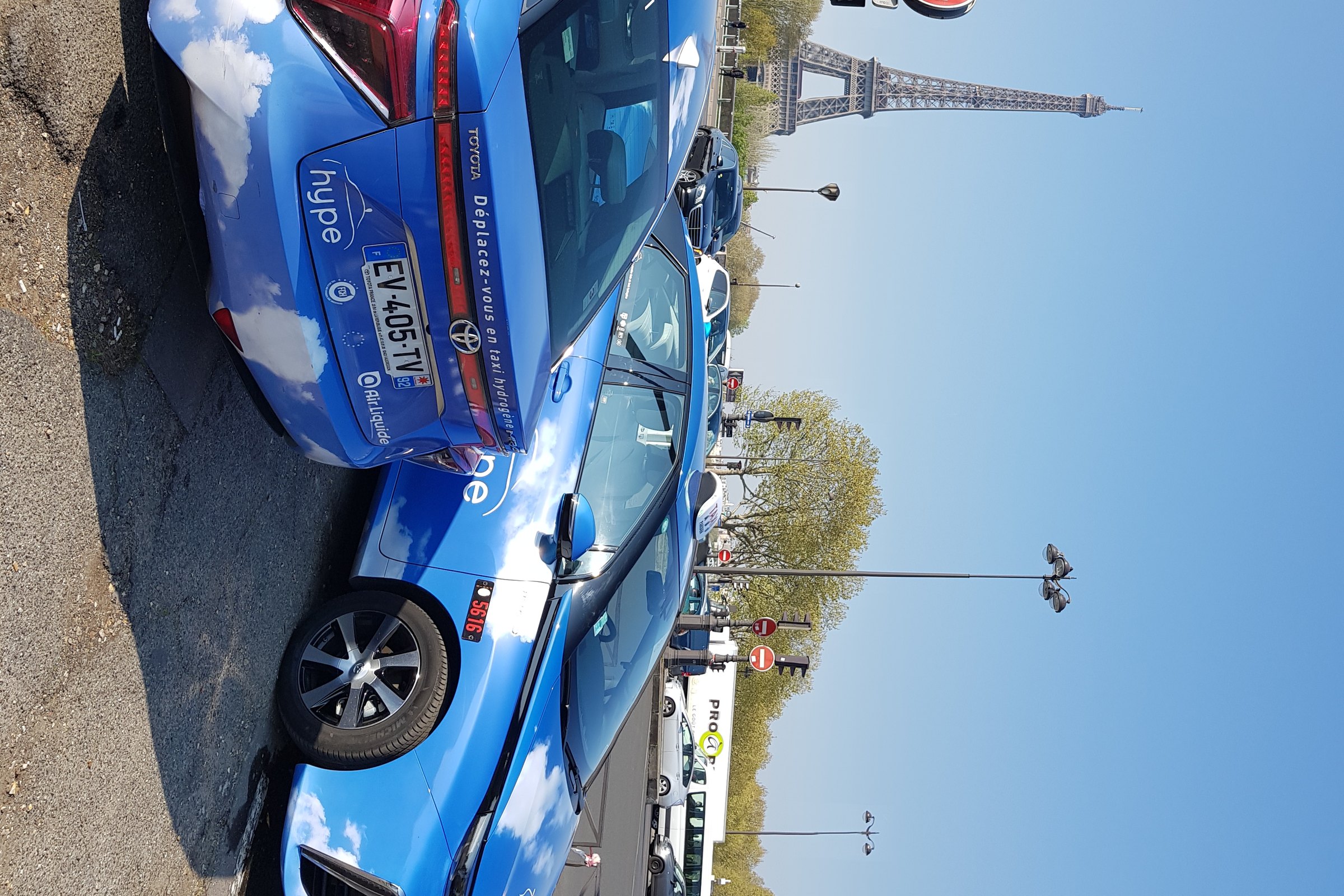 Des taxis à hydrogène de la société Hype près de la tour Eiffel (photo d’illustration)
