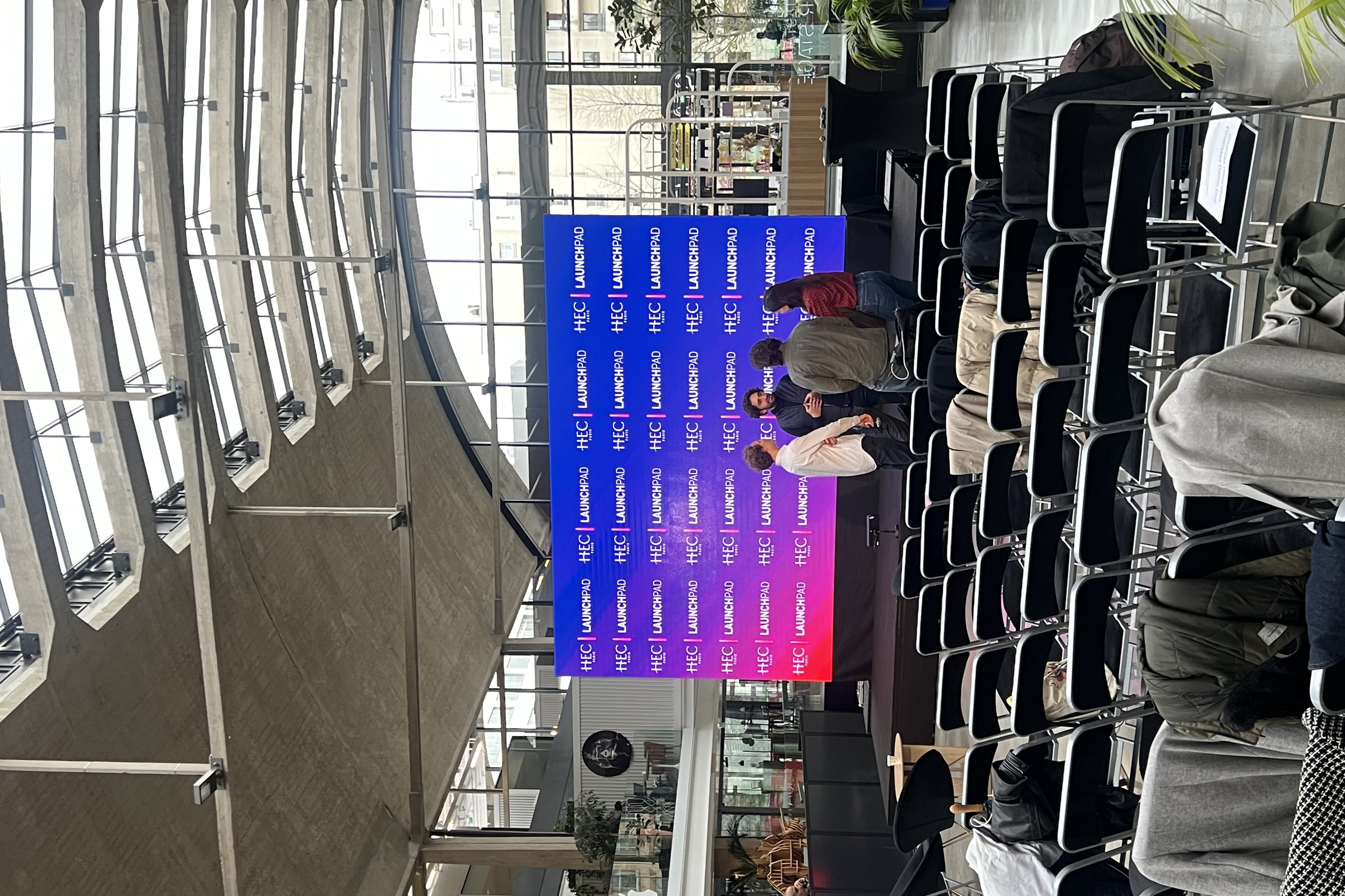 Une fondatrice présente sa startup lors d’un demo day à Station F, à Paris