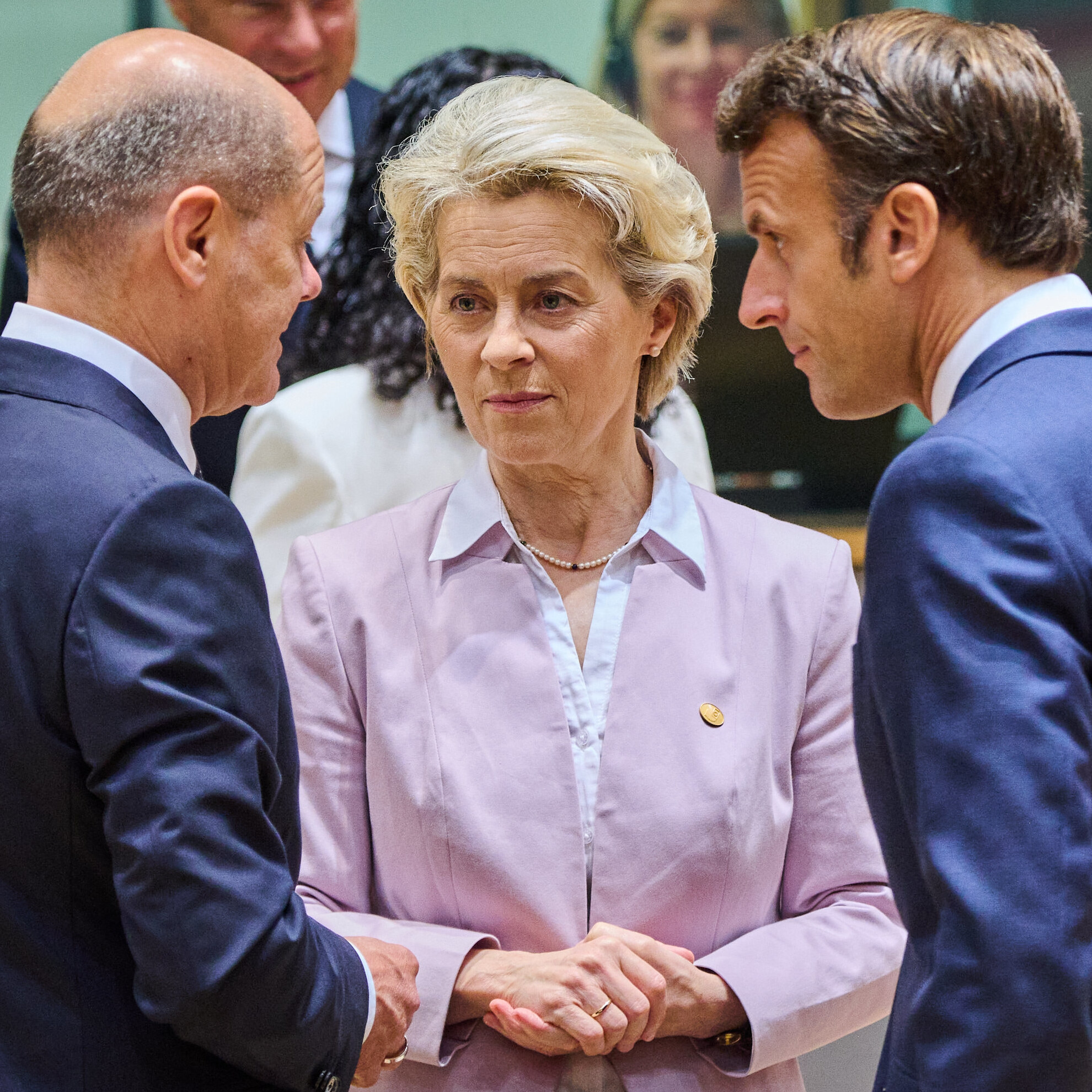 Emmanuel Macron, Ursula von der Leyen et Olaf Scholz côte à côte lors d’un sommet européen, photo d’illustration du couple franco-allemand et de la Commission