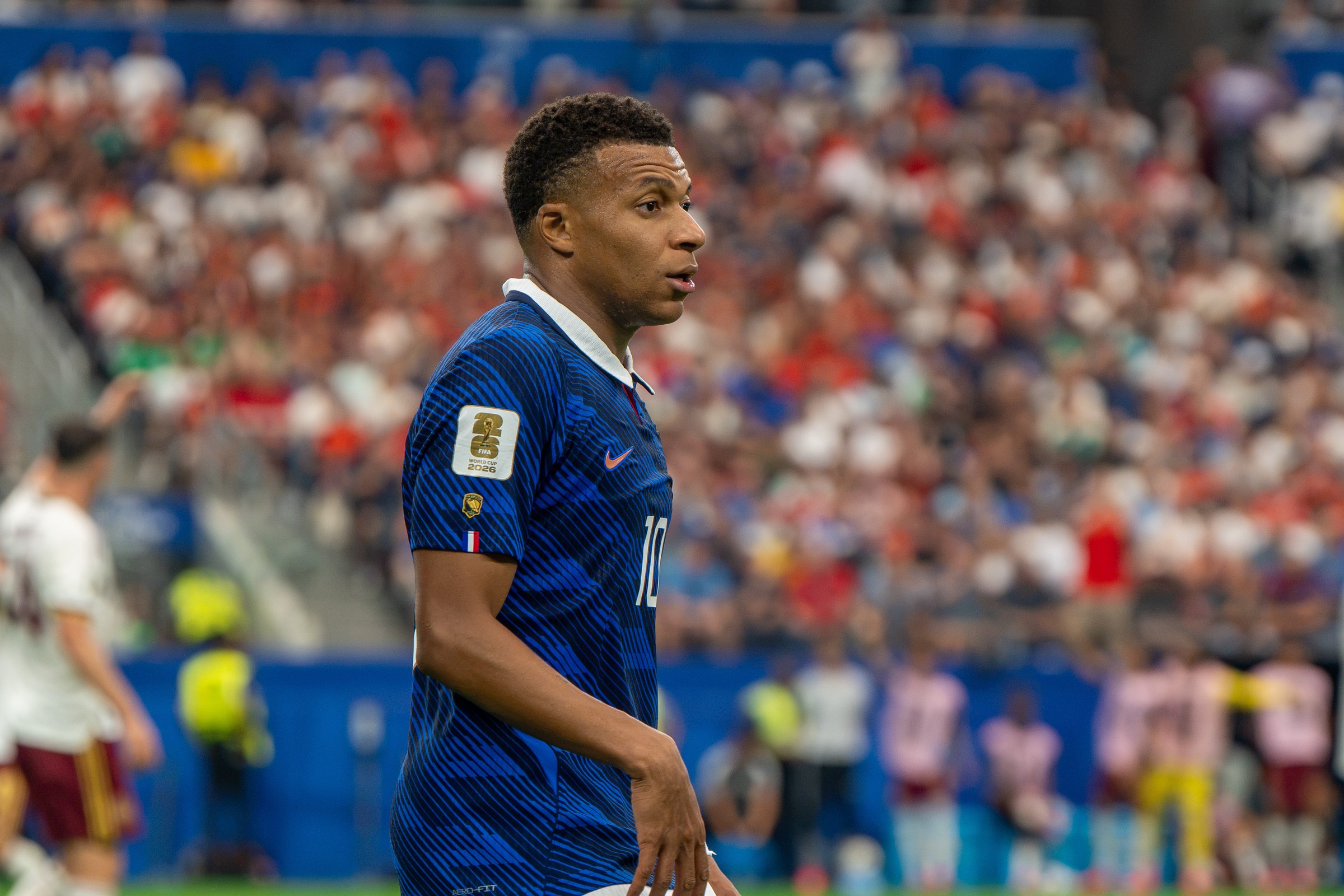 Kylian Mbappé en gros plan sous le maillot bleu de l’équipe de France, lors de France-Espagne à la Coupe du monde 2026