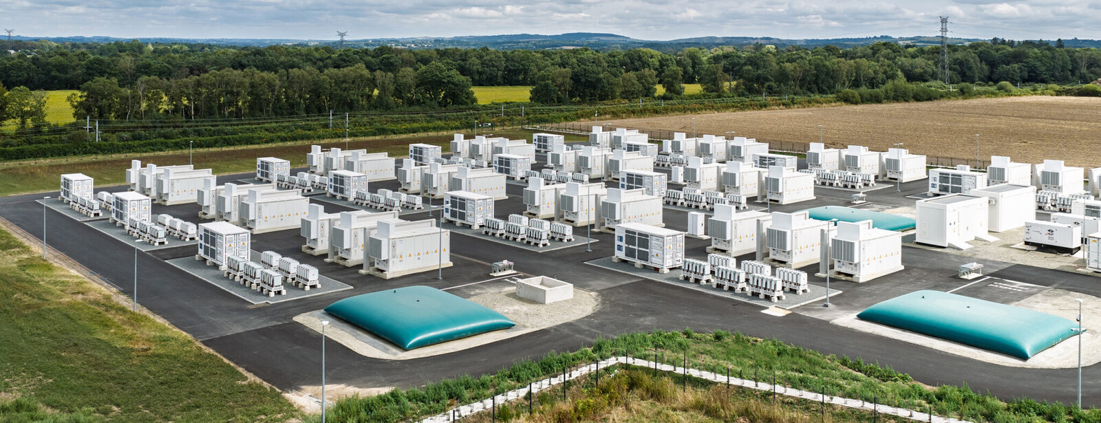 Rangées de conteneurs de batteries de la Breizh Big Battery à Pleyber-Christ