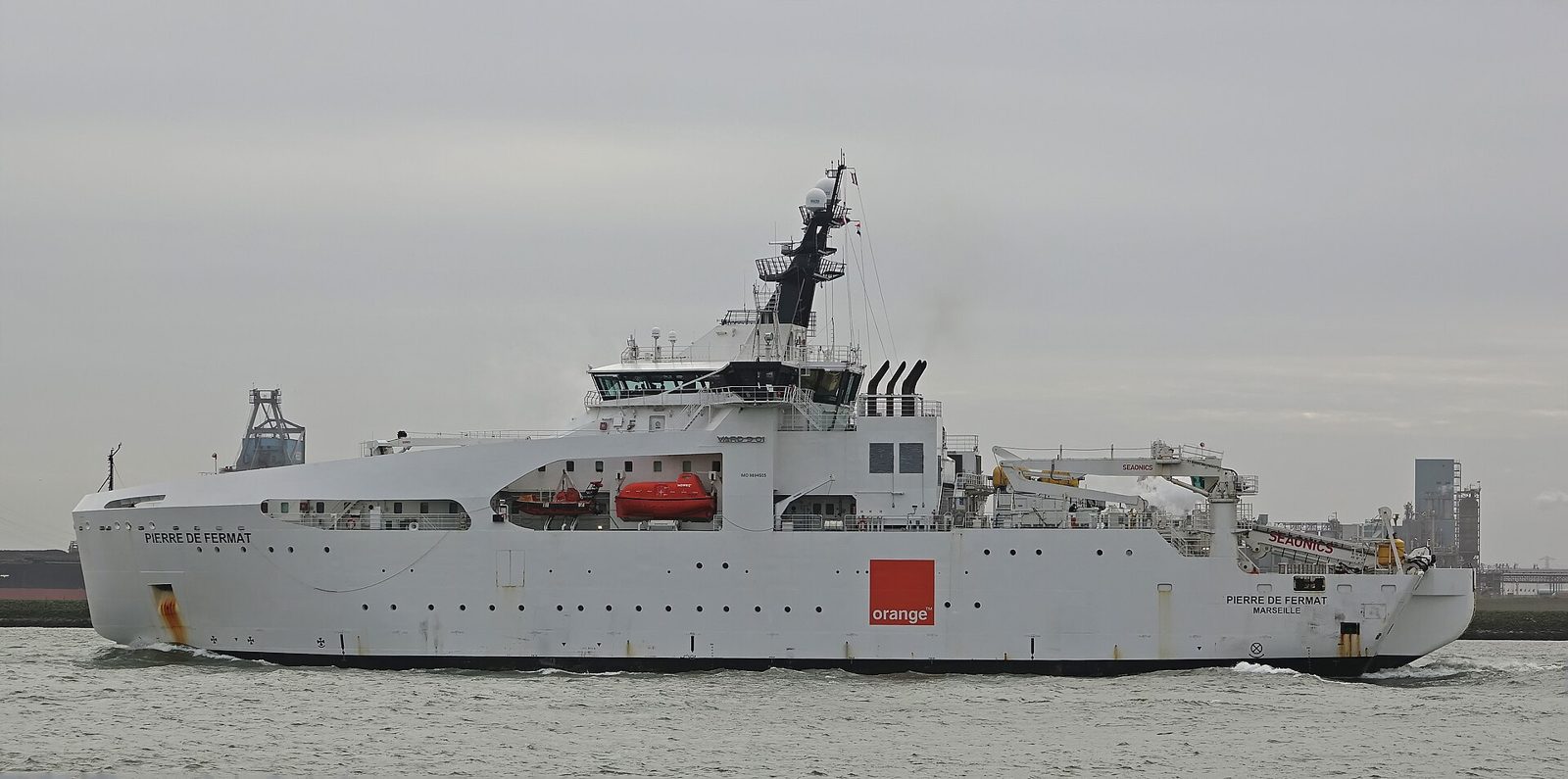Le navire câblier Pierre de Fermat d’Orange Marine, coque blanche et logo orange, en navigation