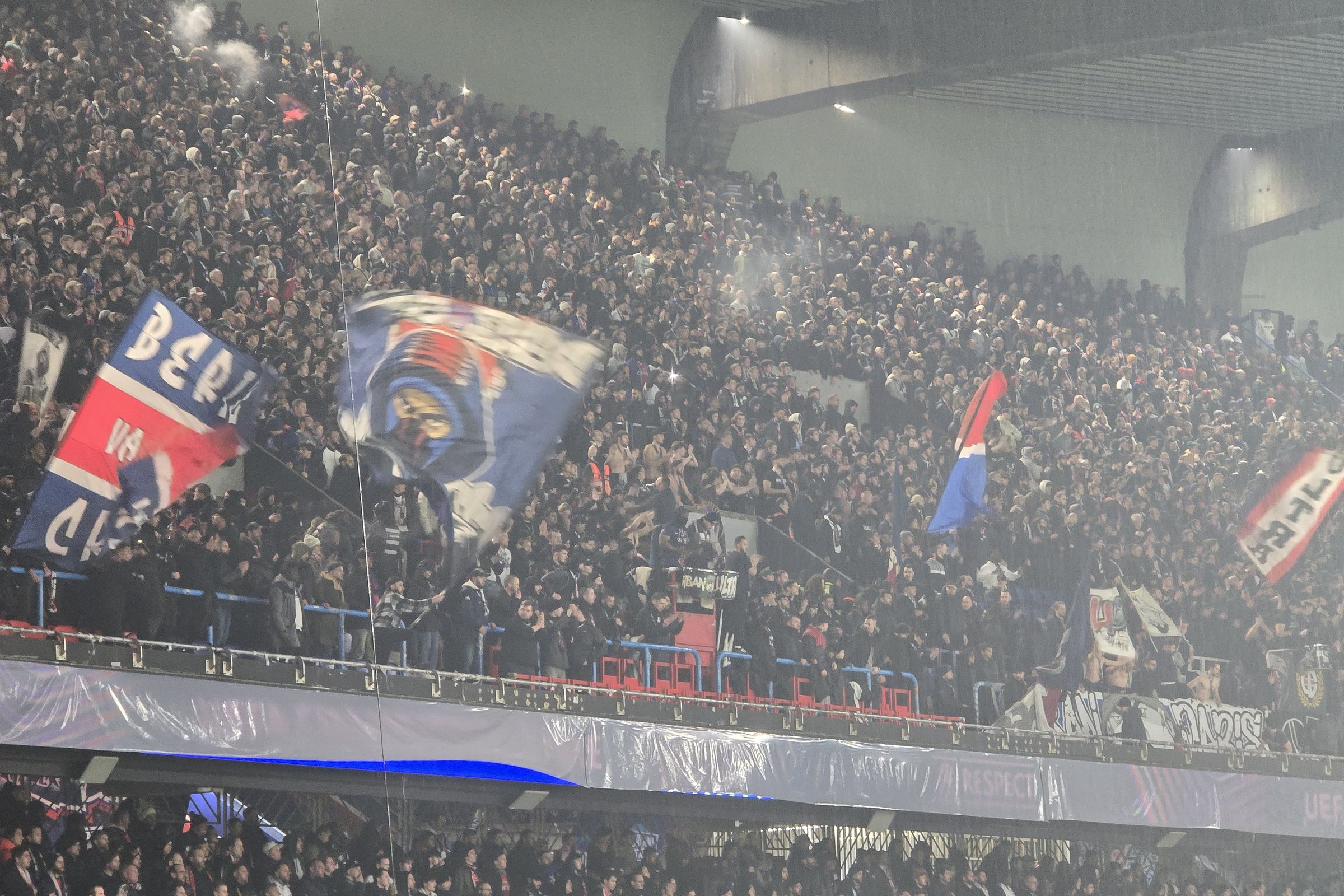 Les supporters parisiens du Virage Auteuil agitent leurs drapeaux au Parc des Princes, lors de PSG - Manchester City