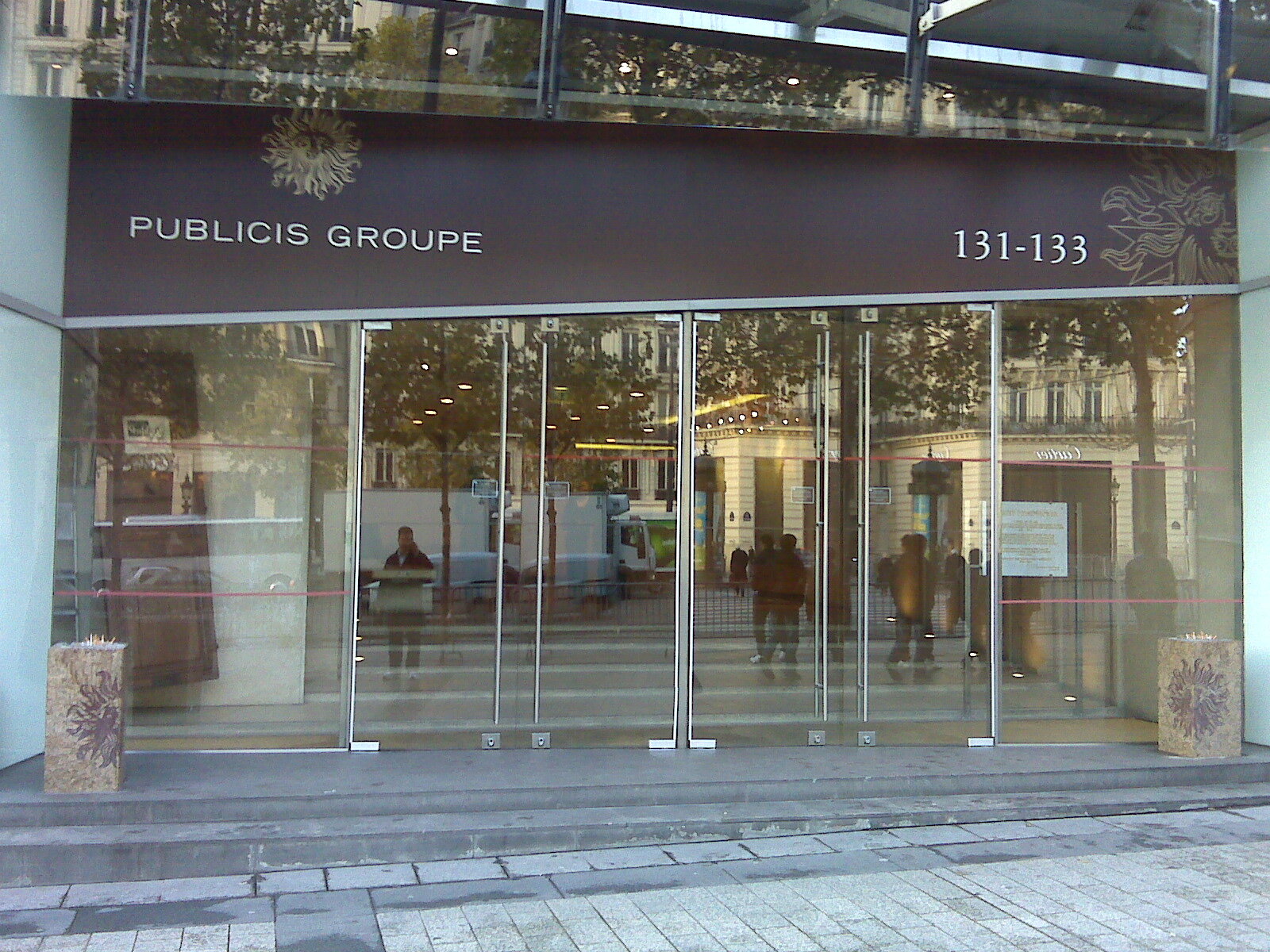 Le siège de Publicis Groupe, immeuble moderne aux façades vitrées