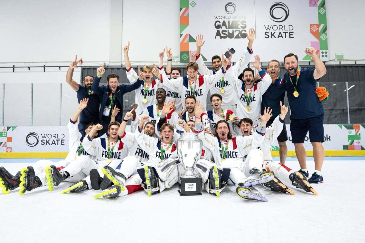 L’équipe de France masculine de roller hockey, maillots blancs et médailles d’or, célèbre autour du trophée mondial à Asunción
