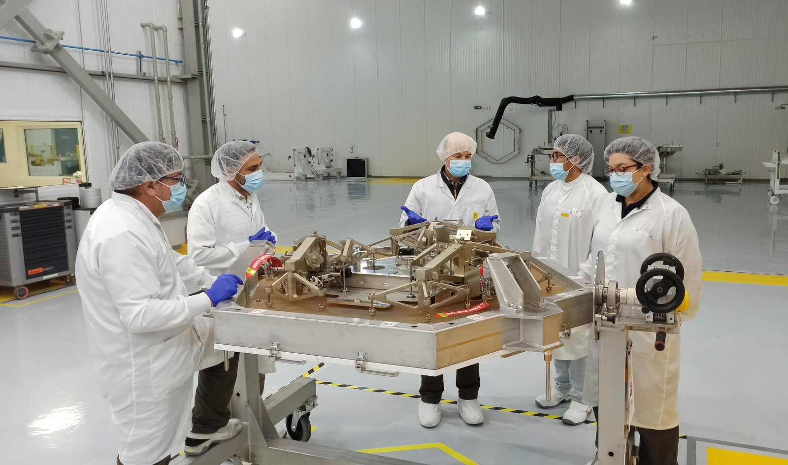 Ingénieurs de l’ESO inspectent un segment hexagonal du miroir primaire de l’ELT