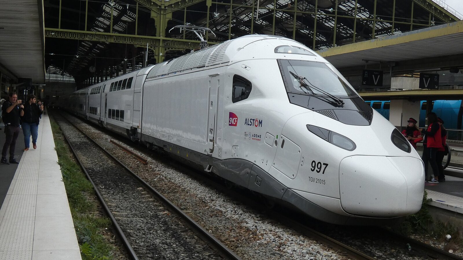 Le nez blanc et profilé d’une rame TGV M à quai sous la verrière de la gare de Lyon, à Paris