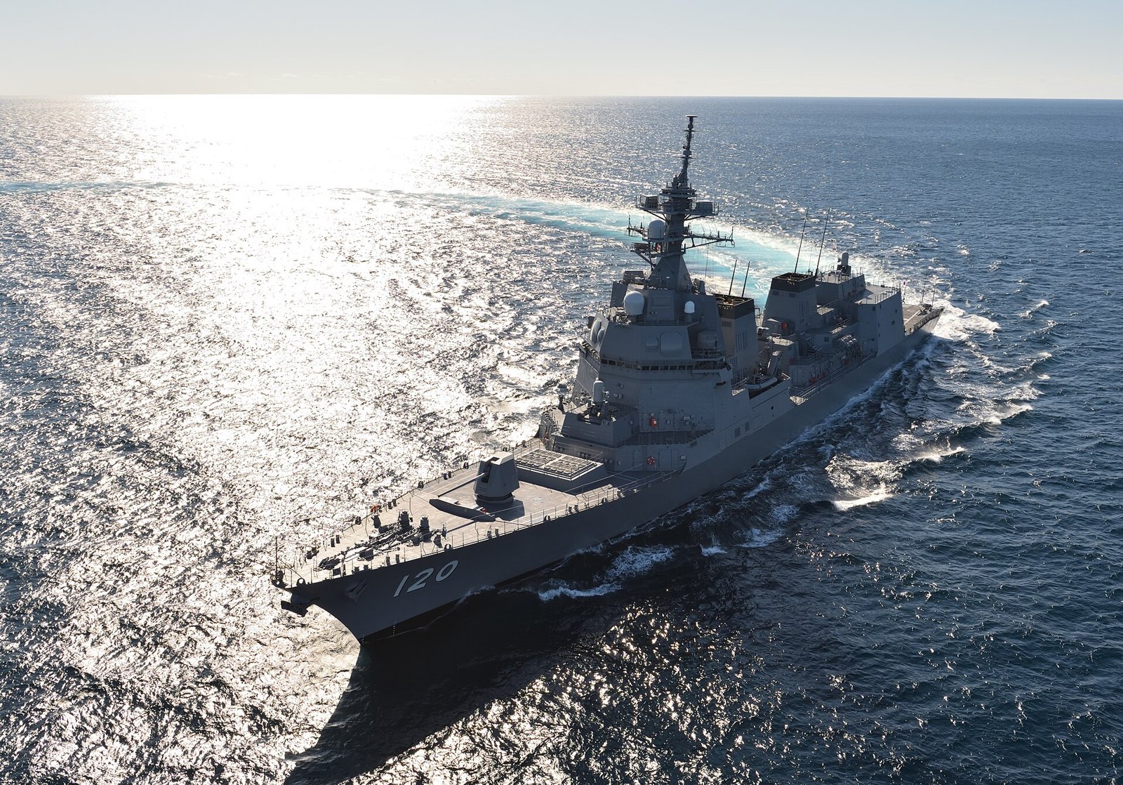 Le destroyer japonais JS Shiranui naviguant en pleine mer