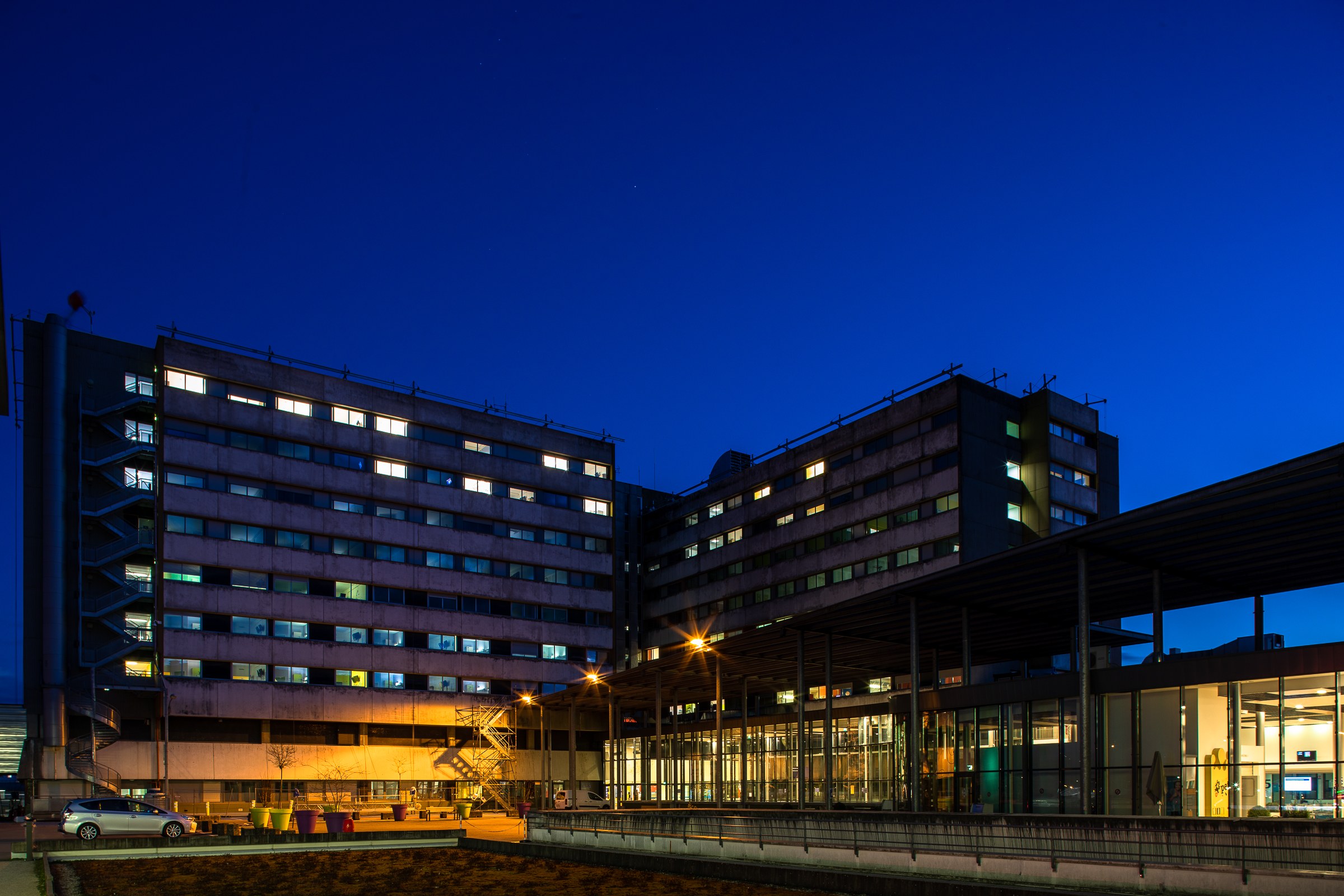 La tour de l’hôpital Jean-Minjoz du CHU de Besançon, éclairée à la tombée de la nuit