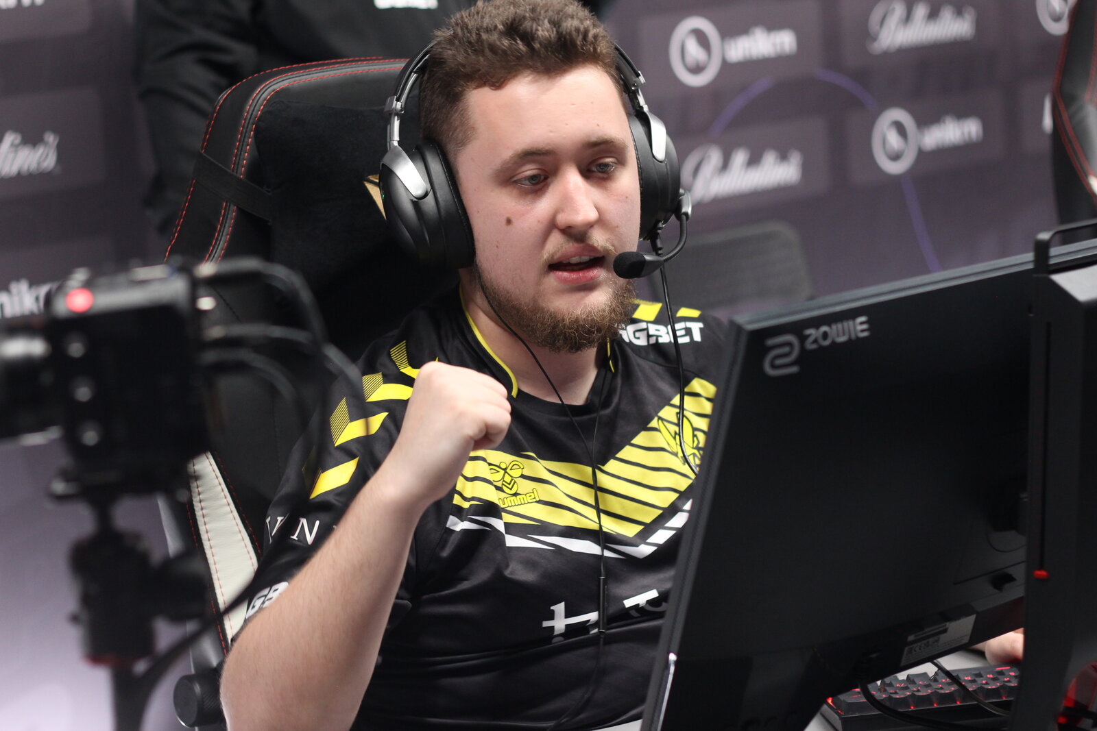 Mathieu ZywOo Herbaut, casque sur les oreilles, concentré derrière son écran lors d’une compétition Counter-Strike