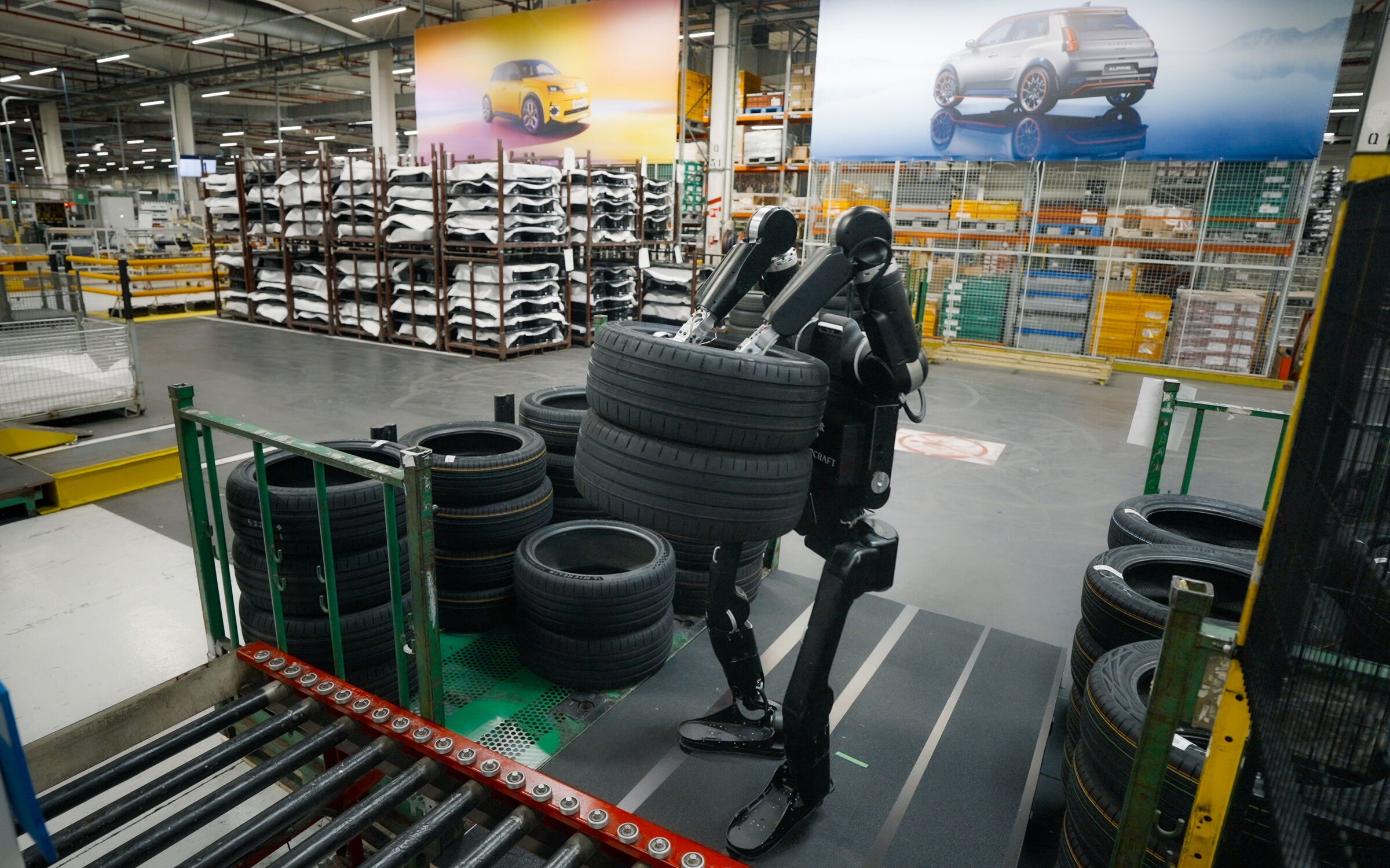 Le robot humanoïde Calvin porte une pile de pneus dans l’atelier roues de l’usine Renault de Douai