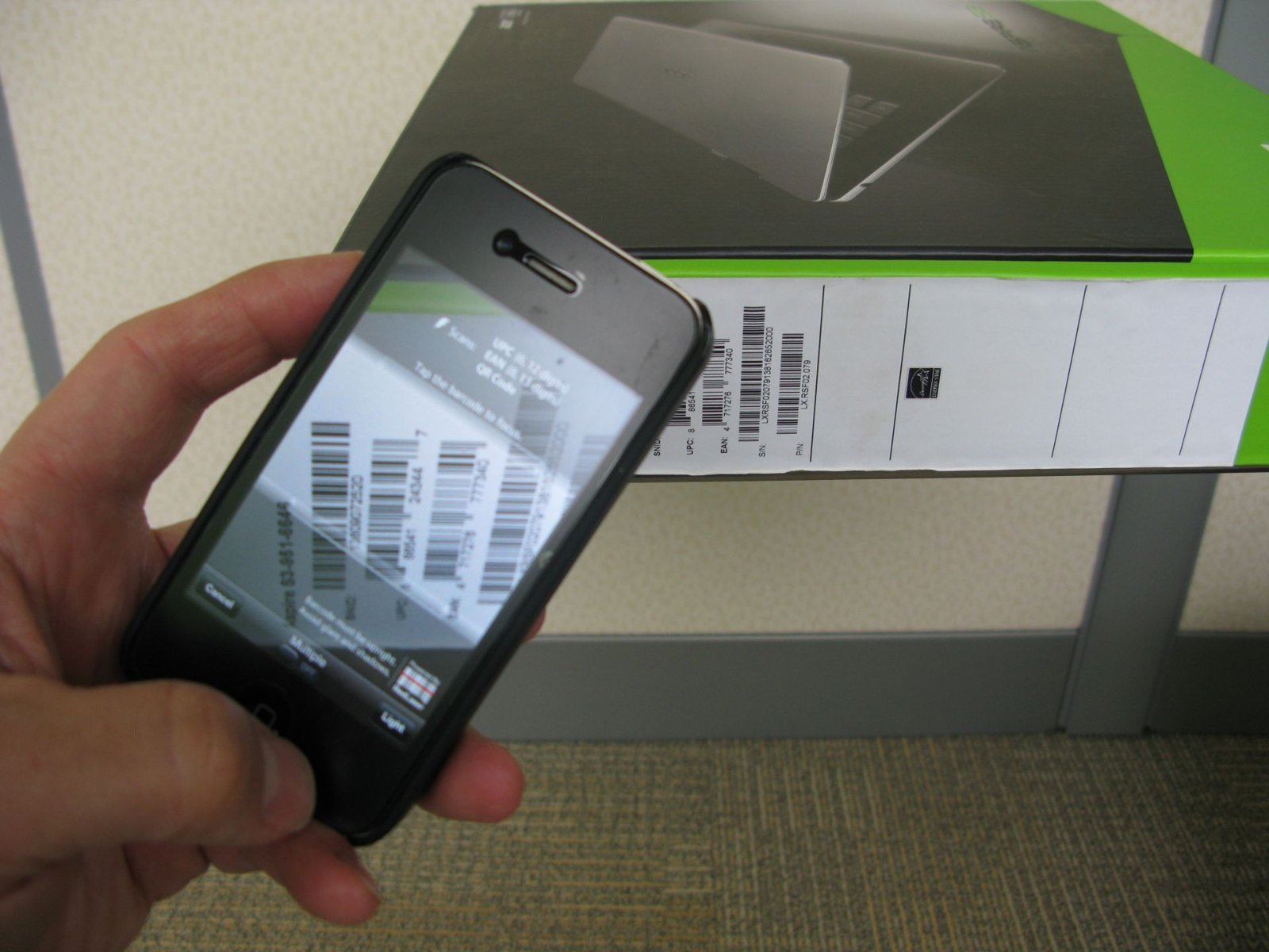 Un smartphone scanne le code-barres d’un produit